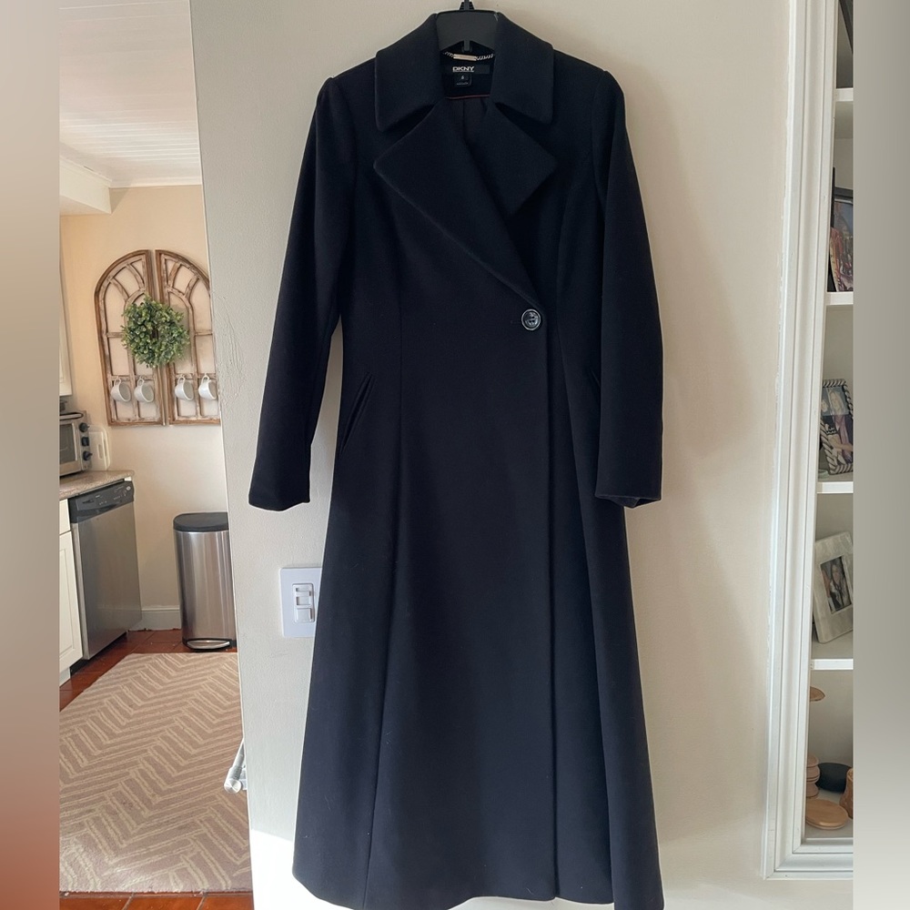 Beautiful fitted flare bottom wool coat. Very flattering on. Side pockets